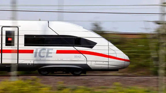 Ein ICE der Deutschen Bahn fährt auf einem Gleis.