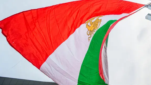 Eine iranische Flagge auf einem Platz. (Themenbild: Krieg im Iran) | Andreas Arnold/dpa Eine iranische Flagge auf einem Platz. (Themenbild: Krieg im Iran)