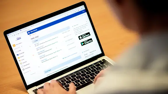 Das Webportal des Unternehmens IServ ist auf einem Bildschirm zu sehen. | picture alliance/dpa, Hauke-Christian Dittrich Das Webportal des Unternehmens IServ ist auf einem Bildschirm zu sehen.