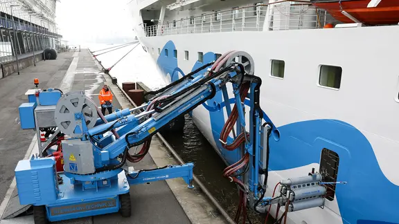 Eine Landstromanlage mit einer Stromverbindung zu einem Kreuzfahrtschiff in Hamburg.