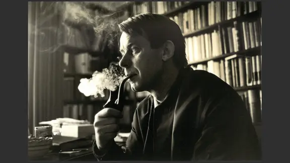 Historisches Foto von Siegfied Lenz | Siegfried Lenz Archiv Siegfried Lenz Pfeife rauchend am Schreibtisch