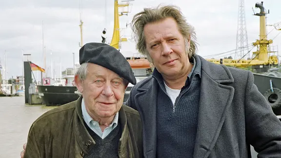 Der Schriftsteller Siegfried Lenz mit Schauspieler Jan Fedder bei Dreharbeiten zur NDR Literaturverfilmung "Das Feuerschiff" im Emder Hafen. (August 2007) | picture-alliance/ dpa , Martinus Ekkenga Der Schriftsteller Siegfried Lenz mit Schauspieler Jan Fedder bei Dreharbeiten zur NDR Literaturverfilmung "Das Feuerschiff" im Emder Hafen. (August 2007)