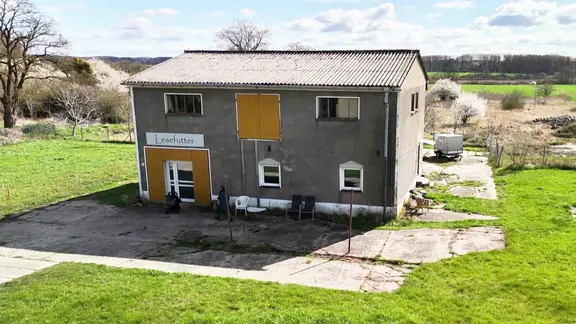 Der alte Speicher "Lesefutter" in Knorrendorf | NDR Screenshot Ein Haus auf dem Land mit der Aufschrift "Lesefutter"