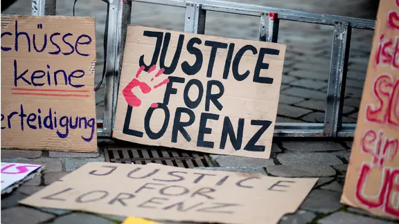 Ein Papp-Plakat mit der Aufschrift "Justice for Lorenz". | picture alliance / Hauke-Christian Dittrich | Hauke-Christian Dittrich Ein Papp-Plakat mit der Aufschrift "Justice for Lorenz".