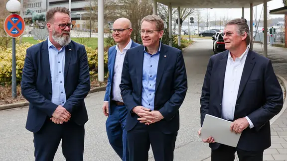 Claus Ruhe Madsen (CDU), Tobias Goldschmidt (Grüne) Daniel Günther (CDU) und Dan Cook | dpa-Bildfunk Claus Ruhe Madsen (CDU), Tobias Goldschmidt (Grüne) Daniel Günther (CDU) und Dan Cook