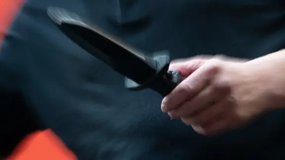 Ein Mann hält ein Messer in der Hand. (Themenbild) | picture alliance/dpa, Marijan Murat Ein Mann hält ein Messer in der Hand. (Themenbild)