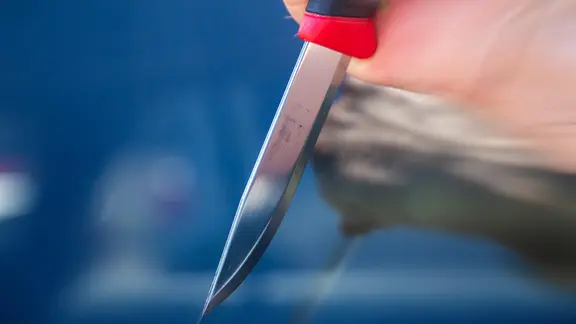 Nahaufnahme eines Messers in der Hand eines Mannes | picture alliance/CHROMORANGE/Udo Herrmann, Udo Herrmann Nahaufnahme eines Messers in der Hand eines Mannes