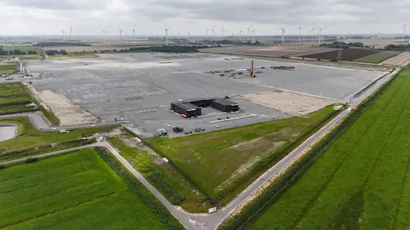 Eine Drohnenaufnahme des Geländes in Heide, wo eigentlich eine Batteriezellenproduktion der Firma Northvolt entstehen sollte. | Tobias Gellert, NDR Eine Drohnenaufnahme des Geländes in Heide, wo eigentlich eine Batteriezellenproduktion der Firma Northvolt entstehen sollte.