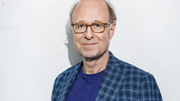 Autor und Regisseur der Hörspielserie ist Oliver Sturm.