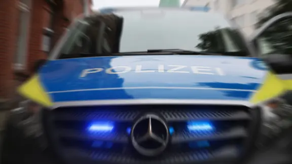 Weil der 26-Jährige sich gegen die polizeilichen Maßnahmen wehrte, wird gegen ihn laut Polizei zudem wegen Widerstands gegen Vollstreckungsbeamte ermittelt. (Themenbild) | NDR, Pavel Stoyan Ein Blaulicht leuchtet an einem Streifenwagen.