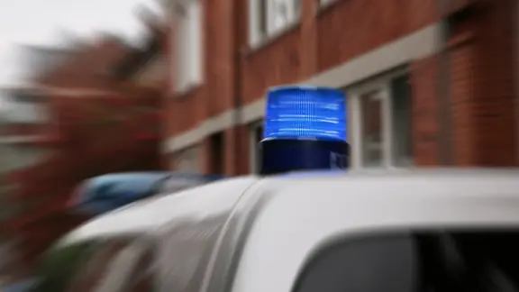 Ein Blaulicht leuchtet an einem Streifenwagen. | NDR, Pavel Stoyan Ein Blaulicht leuchtet an einem Streifenwagen.