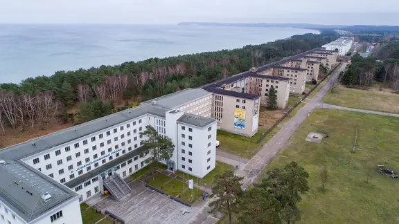 Luftaufnahme über die Jugendherberge Prora und nicht sanierte Gebäudeteile