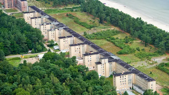 Prora, der "Koloss von Rügen": denkmalgeschützter Block I des ehemaligen KdF-Seebads. (August 2014)