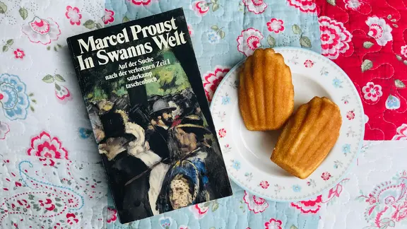 Das Proust-Buch "Auf der Suche nach der verlorenen Zeit" mit einem Teller Madeleines. | NDR Das Proust-Buch "Auf der Suche nach der verlorenen Zeit" mit einem Teller Madeleines.