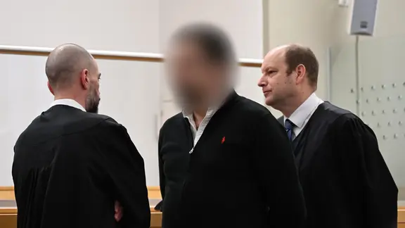 Der angeklagte Staatsanwalt (M) kommt in den Gerichtssaal im Landgericht Hannover. | dpa-Bildfunk, Shireen Broszies Der angeklagte Staatsanwalt (M) kommt in den Gerichtssaal im Landgericht Hannover.