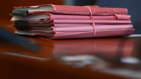 Akten liegen auf einem Tisch. | picture alliance/dpa, Swen Pförtner Akten liegen auf einem Tisch.