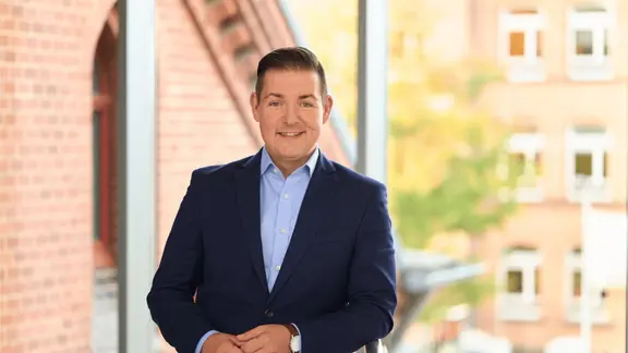 Göttingens Landrat Marcel Riethig (SPD) lächelt für ein Foto in die Kamera des Fotografen (undatierte Aufnahme).