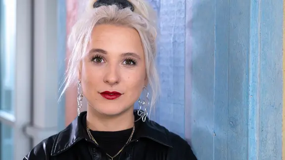 NDR Journalistin Mandy Sarti sieht in dem Fall noch viel Arbeit. | NDR/Mandy Sarti Mandy Sarti im Porträt.