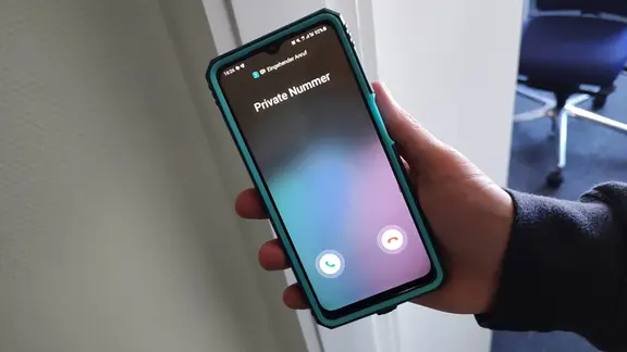 Eine private Nummer ruft auf einem Handy an.