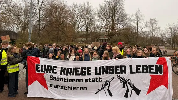 In Göttingen streikten im Dezember rund 1.200 Schülerinnen und Schüler. | "Schulstreik gegen Wehrpflicht" Schüler streiken gegen die Wehrpflicht