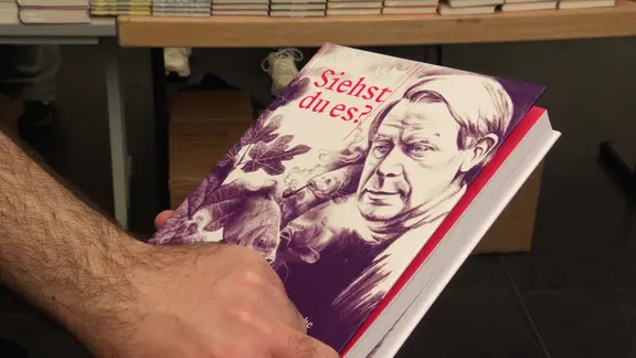 Eine Comic-Biografie mit dem Titel "Siehst du es?" über das Leben von Siegfried Lenz.