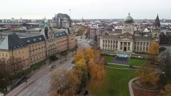 Blick von oben auf das Hamburger Landgericht.