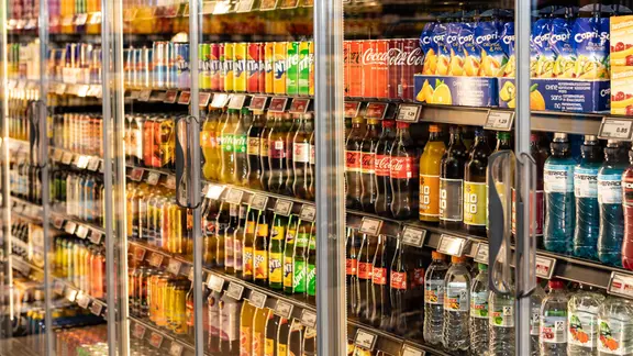 Ein Kühlregal mit unterschiedlichen Softdrinks.