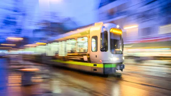 Eine Stadtbahn der üstra Hannoversche Verkehrsbetriebe fährt am frühen Morgen über die Limmerstraße. | picture alliance/dpa, Julian Stratenschulte Eine Stadtbahn der üstra Hannoversche Verkehrsbetriebe fährt am frühen Morgen über die Limmerstraße.