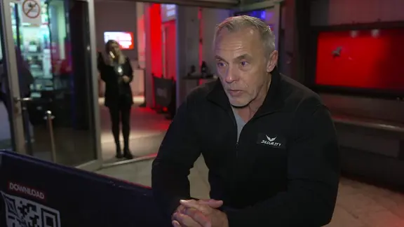 Klaus Aden findet es gut, dass es Strafen für jene gibt, die mit Messern herumlaufen. | NDR Ein Beschäftigter am Steintor spricht in die Kamera.