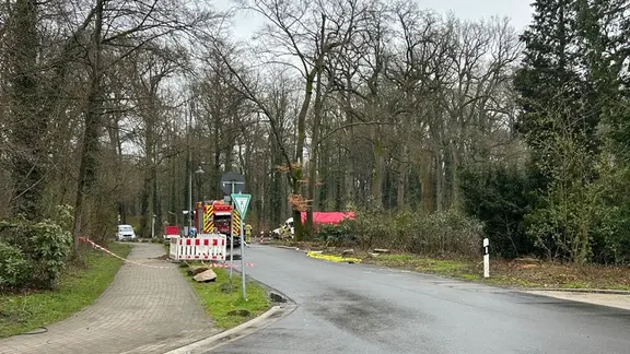 Das Gebiet um das Gasleck wurde während der Arbeiten abgesperrt. | swb AG Einsatzkräfte arbeiten in Stuhr an einer defekten Gasleitung.