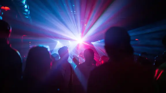 Menschen tanzen in einem Club. | picture alliance/Sophia Kembowski/dpa, Sophia Kembowski Menschen tanzen in einem Club.