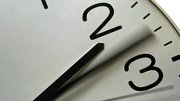 Die Uhren werden auf die Sommerzeit umgestellt.