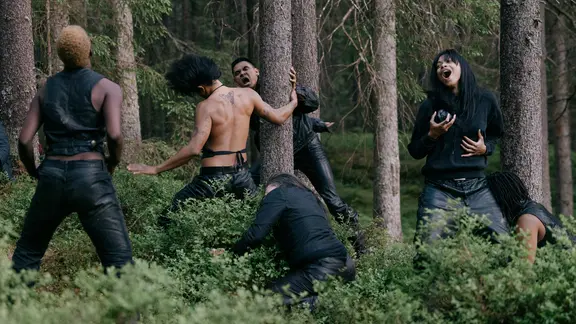 Tänzer in schwarzer Kleidung bewegen sich in einem dicht bewachsenen Wald | Festival Theaterformen/Undersang - Harald Beharie, Chai Saeidi, Festival Theaterformen/Undersang - Harald Beharie, Chai Saeidi Tänzer in schwarzer Kleidung bewegen sich in einem dicht bewachsenen Wald