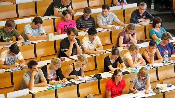 Studierende in einem Hörsaal der Universität Hamburg.