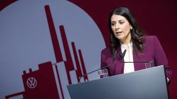 Daniela Cavallo spricht beim Festakt "80 Jahre Mitbestimmung bei VW". | picture alliance/dpa, Moritz Frankenberg Daniela Cavallo spricht beim Festakt "80 Jahre Mitbestimmung bei VW".