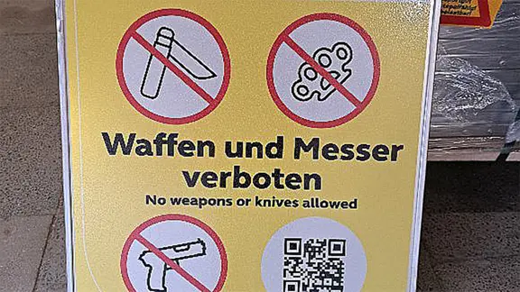 Die Stadt Kiel stellt etwa 50 dieser Schilder in den Waffenverbotszonen auf. | Stadt Kiel Ein Schild einer Waffenverbotszone in Kiel.