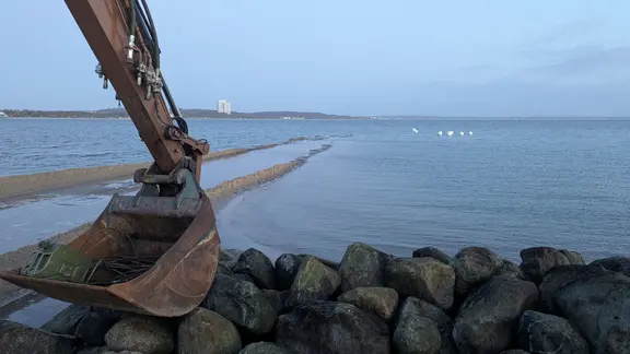Die Ostsee vor Niendorf, im Vordergrund steht ein Bagger.