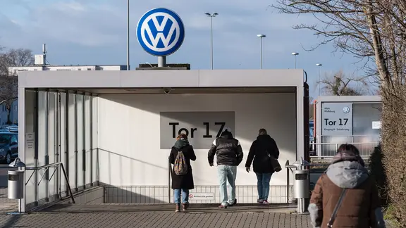 VW-Mitarbeiter gehen in das VW-Werk in Wolfsburg durch Tor 17. | dpa - Bildfunk, Peter Steffen VW-Mitarbeiter gehen in das VW-Werk in Wolfsburg durch Tor 17.