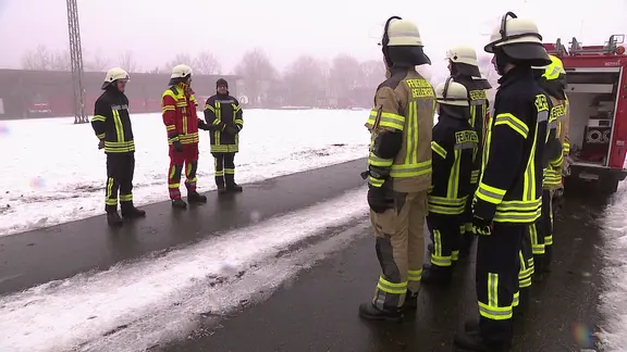 Feuerwehrleute bei einer Übung. | NDR Feuerwehrleute bei einer Übung.