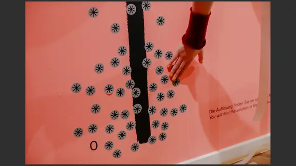 Wer bist du? Neue Wege der Besucher*innenbefragung
Museum für Kunst und Gewerbe Hamburg | Jakob Börner / MK & G Roter Hintergrund mit schwarz grauen Punkten und einer offenen Hand