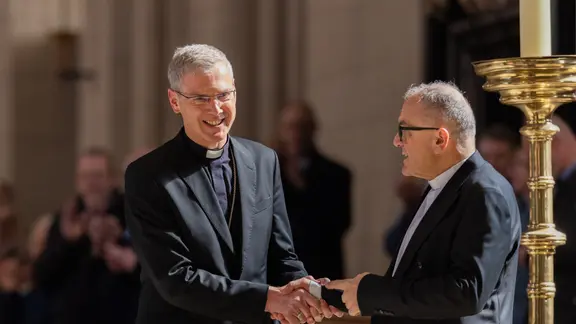 Heiner Wilmer (l), Bischof von Hildesheim und Vorsitzender der Deutschen Bischofskonferenz, wird von Hans-Bernd Köppen, Dompropst, im St.-Paulus-Dom als designierter Bischof von Münster vorgestellt. | picture alliance/dpa, Rolf Vennenbernd Heiner Wilmer (l), Bischof von Hildesheim und Vorsitzender der Deutschen Bischofskonferenz, wird von Hans-Bernd Köppen, Dompropst, im St.-Paulus-Dom als designierter Bischof von Münster vorgestellt.
