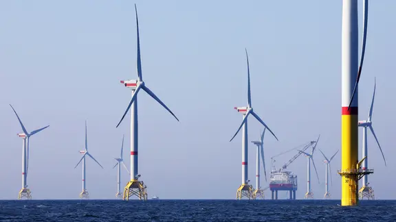 Windpark "Wikinger" vor Rügen | picture alliance/dpa, Bernd Wüstneck Windpark "Wikinger" vor Rügen