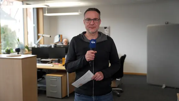 Torben Hildebrandt steht vor der Kamera. | NDR Torben Hildebrandt steht vor der Kamera.