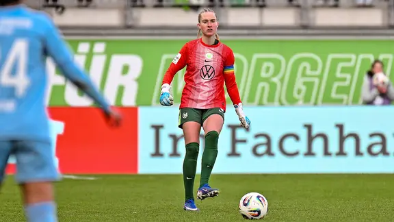 Nationalspielerin Janina Minge vom VfL Wolfsburg im Spiel gegen Union Berlin im Torwart-Trikot | IMAGO / Lobeca Nationalspielerin Janina Minge vom VfL Wolfsburg im Spiel gegen Union Berlin im Torwart-Trikot