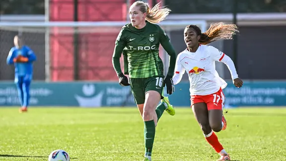Camilla Küver (l.) vom VfL Wolfsburg im Duell mit Delice Boboy von RB Leipzig | IMAGO / Lobeca Camilla Küver (l.) vom VfL Wolfsburg im Duell mit Delice Boboy von RB Leipzig