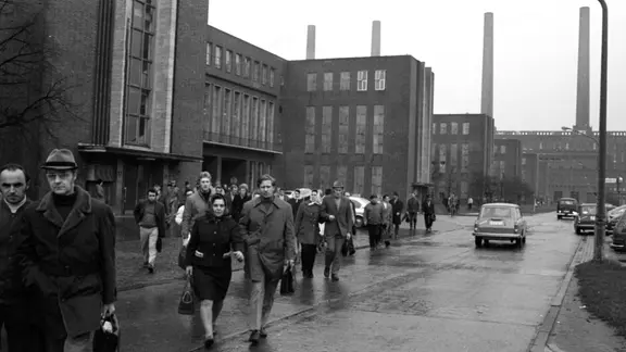 Mitarbeitende verlassen 1972 zum Schichtwechsel das Volkswagenwerk in Wolfsburg.