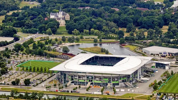 Das Luftbild zeigt das Wolfsburger Stadtschloss und die Volkswagen-Arena.