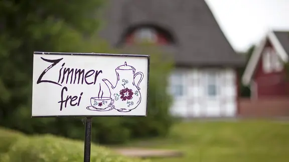 Schild "Zimmer frei" | dpa, picture alliance, Arno Burgi Schild "Zimmer frei"