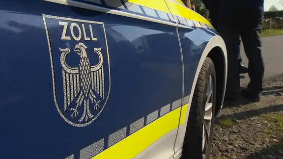 Ein Fahrzeug mit der Aufschrift "Zoll". | NDR, Tullio Francesco Puoti Ein Fahrzeug mit der Aufschrift "Zoll".