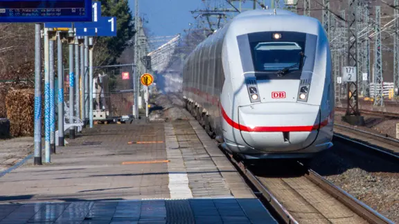 Ein ICE steht am Bahnhof von Ludwigslust.